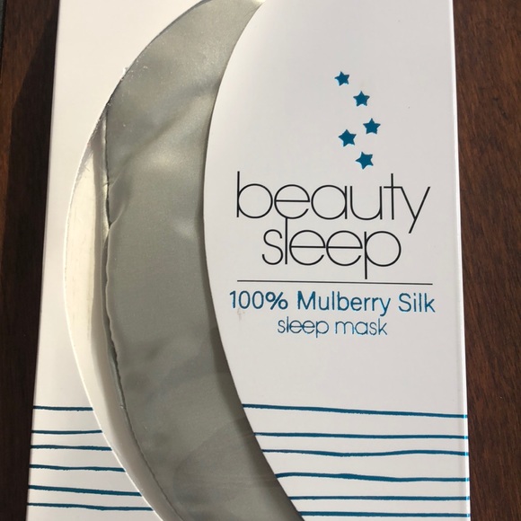 100% Mulberry silk sleep mask in silver. One size. - Picture 2 of 3
